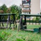 Alarmujecie: Plac zabaw na Osiedlu 1000-lecia wymaga interwencji. "Trawa jest miejscami po kolana"