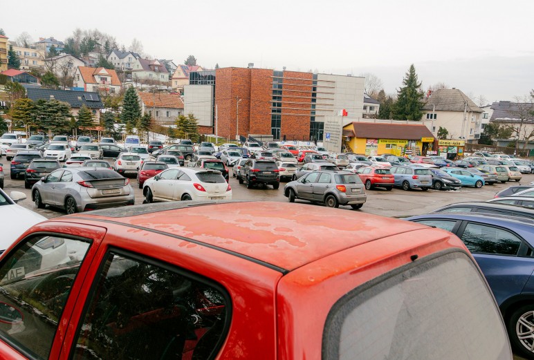 Myślenice. Trwają prace nad parkingiem przy ul. Traugutta. Zmiana koncepcji zawiera funkcję schronienia