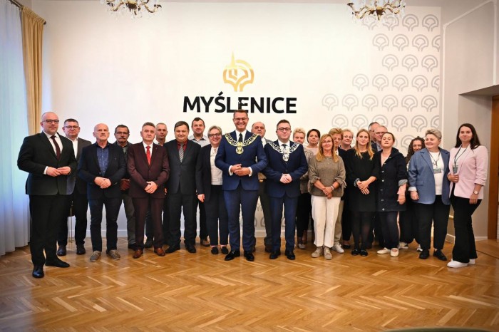 Po pierwszym oficjalnym przekazaniu łańcuchów radni wraz z urzędnikami zrobili sobie zdjęcie grupowe. fot. fb.com/Jarosław Szlachetka