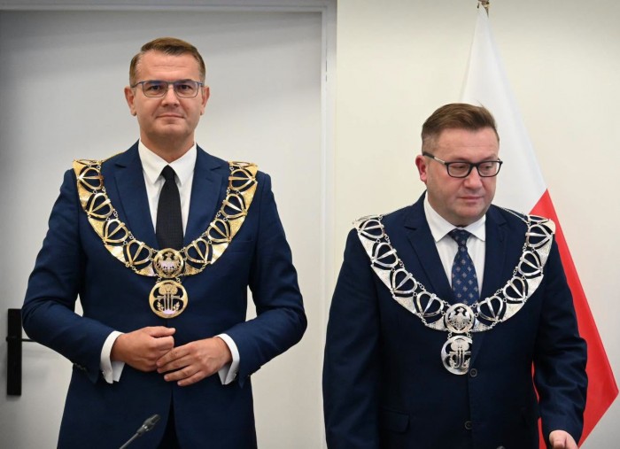 Łańcuch burmistrza został określony jako wykonany z metalu o barwie złocistej, natomiast łańcuch przewodniczącego rady ma mieć barwę srebrzystą. fot. fb.com/Jarosław Szlachetka