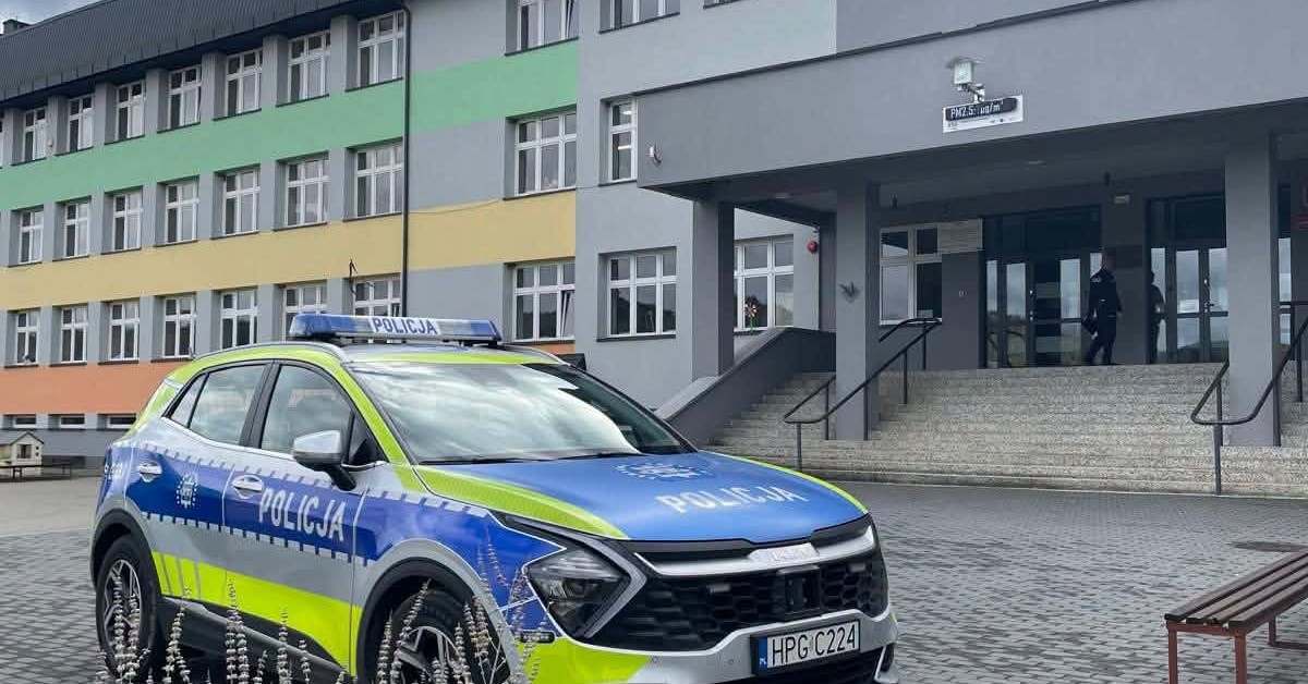 Policja prowadzi wzmożone działania na rzecz bezpieczeństwa w szkołach. Przestrzega przed dezinformacją