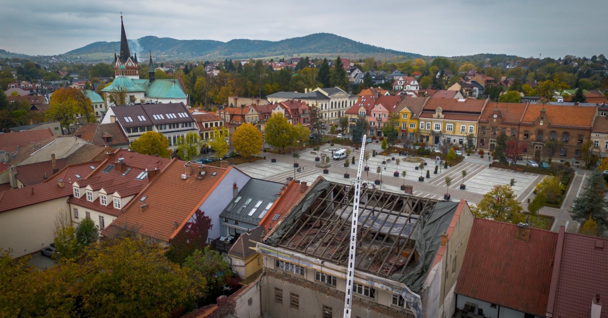 Myślenice. Trwa rozbiórka dachu Kamienicy Obońskich. Budynek ma służyć mieszkańcom a prace potrwać do stycznia 2028