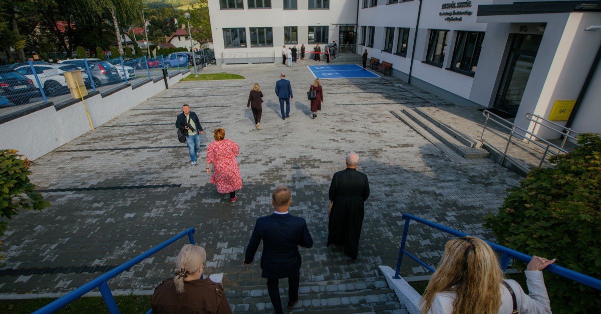 Myślenice. Nowe skrzydło w Zespole Szkół im. Andrzeja Średniawskiego otwarte. Znalazło się tu sześć pracowni