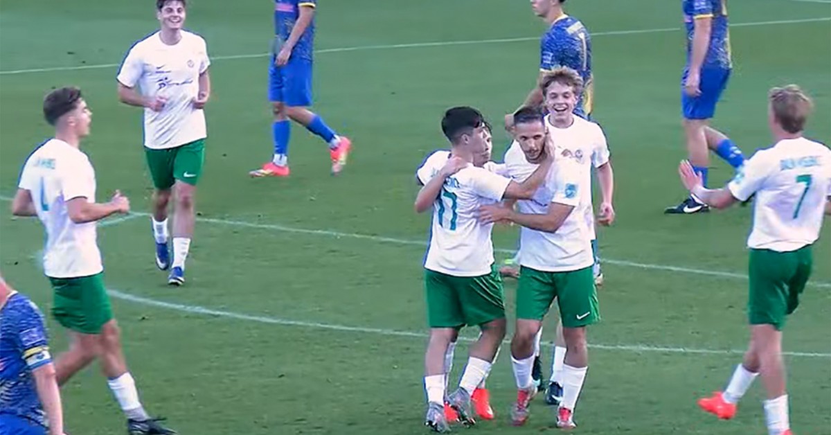 Dawid Malik zdobywa pierwszą bramkę na nowym stadionie Dalinu. Biało-zieloni z kompletem punktów