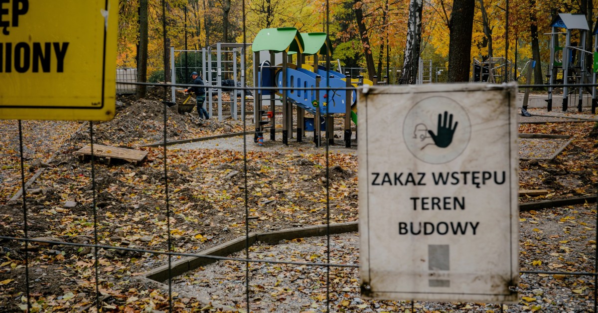 Myślenice. Większość urządzeń placu zabaw na Zarabiu jest zamontowana, ale prace w parku nadal trwają