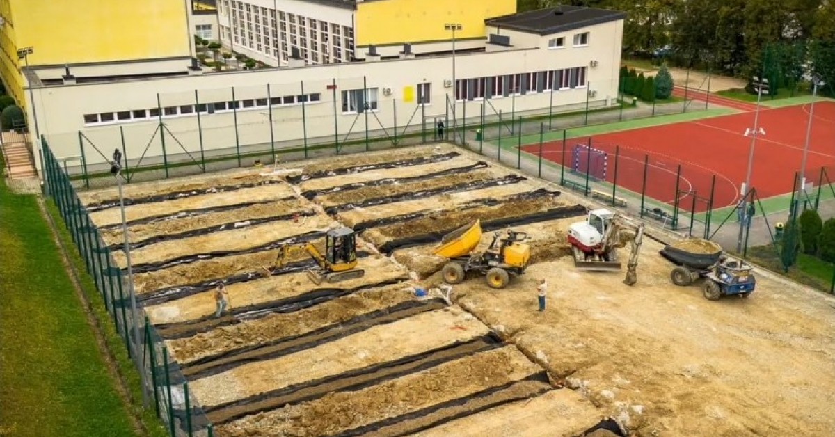 Orlik przy SP nr 3 w Myślenicach w remoncie. "Zakres prac dotyczy budowy boiska praktycznie od podstaw"