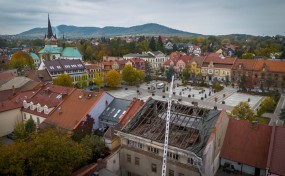 Myślenice. Trwa rozbiórka dachu Kamienicy Obońskich. Budynek ma służyć mieszkańcom a prace potrwać do stycznia 2028