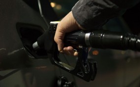 Karta paliwowa – sposób na niższe koszty paliwa i sprawniejsze zarządzanie flotą