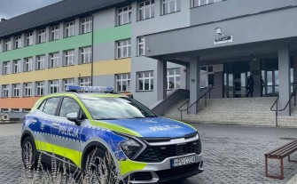 Policja prowadzi wzmożone działania na rzecz bezpieczeństwa w szkołach. Przestrzega przed dezinformacją