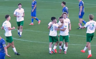 Dawid Malik zdobywa pierwszą bramkę na nowym stadionie Dalinu. Biało-zieloni z kompletem punktów