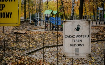 Myślenice. Większość urządzeń placu zabaw na Zarabiu jest zamontowana, ale prace w parku nadal trwają