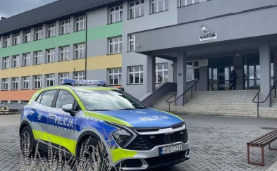 Policja prowadzi wzmożone działania na rzecz bezpieczeństwa w szkołach. Przestrzega przed dezinformacją