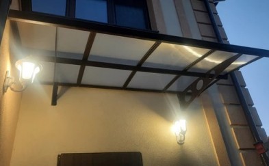 Daszek nad drzwiami – mały detal, który poprawia wygodę wejścia do domu