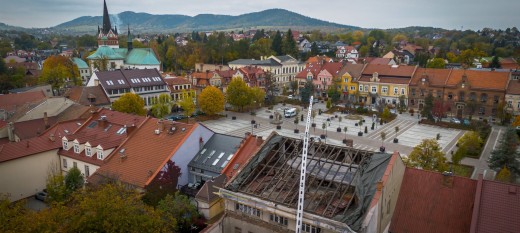 Myślenice. Trwa rozbiórka dachu Kamienicy Obońskich. Budynek ma służyć mieszkańcom a prace potrwać do stycznia 2028