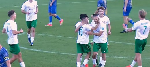 Dawid Malik zdobywa pierwszą bramkę na nowym stadionie Dalinu. Biało-zieloni z kompletem punktów