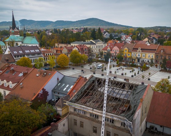 Myślenice. Trwa rozbiórka dachu Kamienicy Obońskich. Budynek ma służyć mieszkańcom a prace potrwać do stycznia 2028