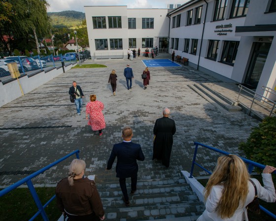 Myślenice. Nowe skrzydło w Zespole Szkół im. Andrzeja Średniawskiego otwarte. Znalazło się tu sześć pracowni