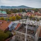Myślenice. Trwa rozbiórka dachu Kamienicy Obońskich. Budynek ma służyć mieszkańcom a prace potrwać do stycznia 2028