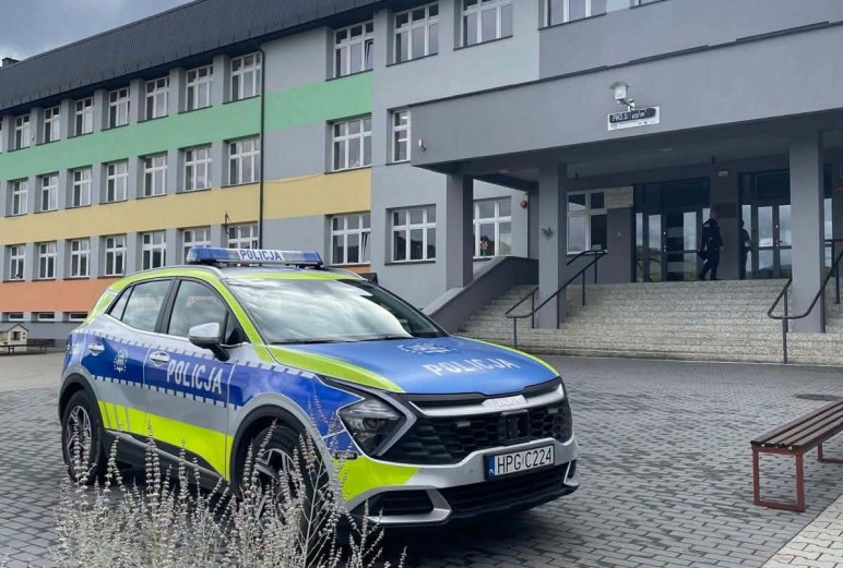 Policja prowadzi wzmożone działania na rzecz bezpieczeństwa w szkołach. Przestrzega przed dezinformacją