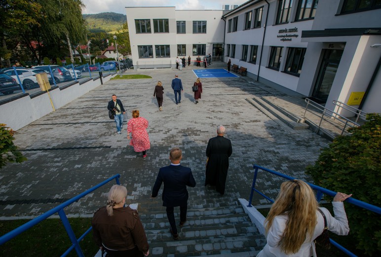 Myślenice. Nowe skrzydło w Zespole Szkół im. Andrzeja Średniawskiego otwarte. Znalazło się tu sześć pracowni